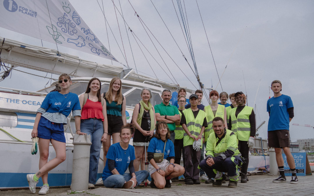 Opération de ramassage de déchets avec la propreté plage des Dunes de Flandre